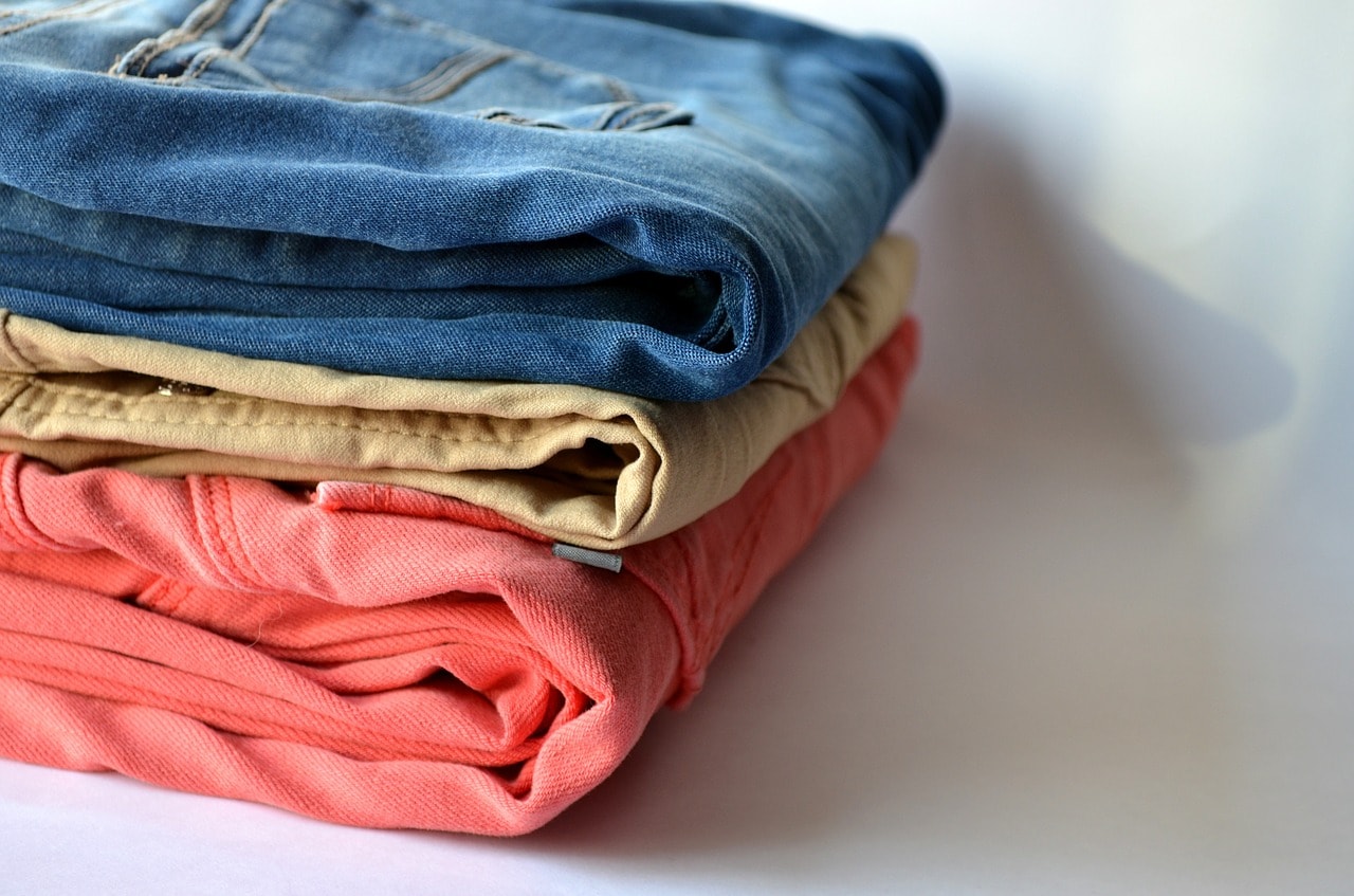 Can you wash blue and black jeans together?