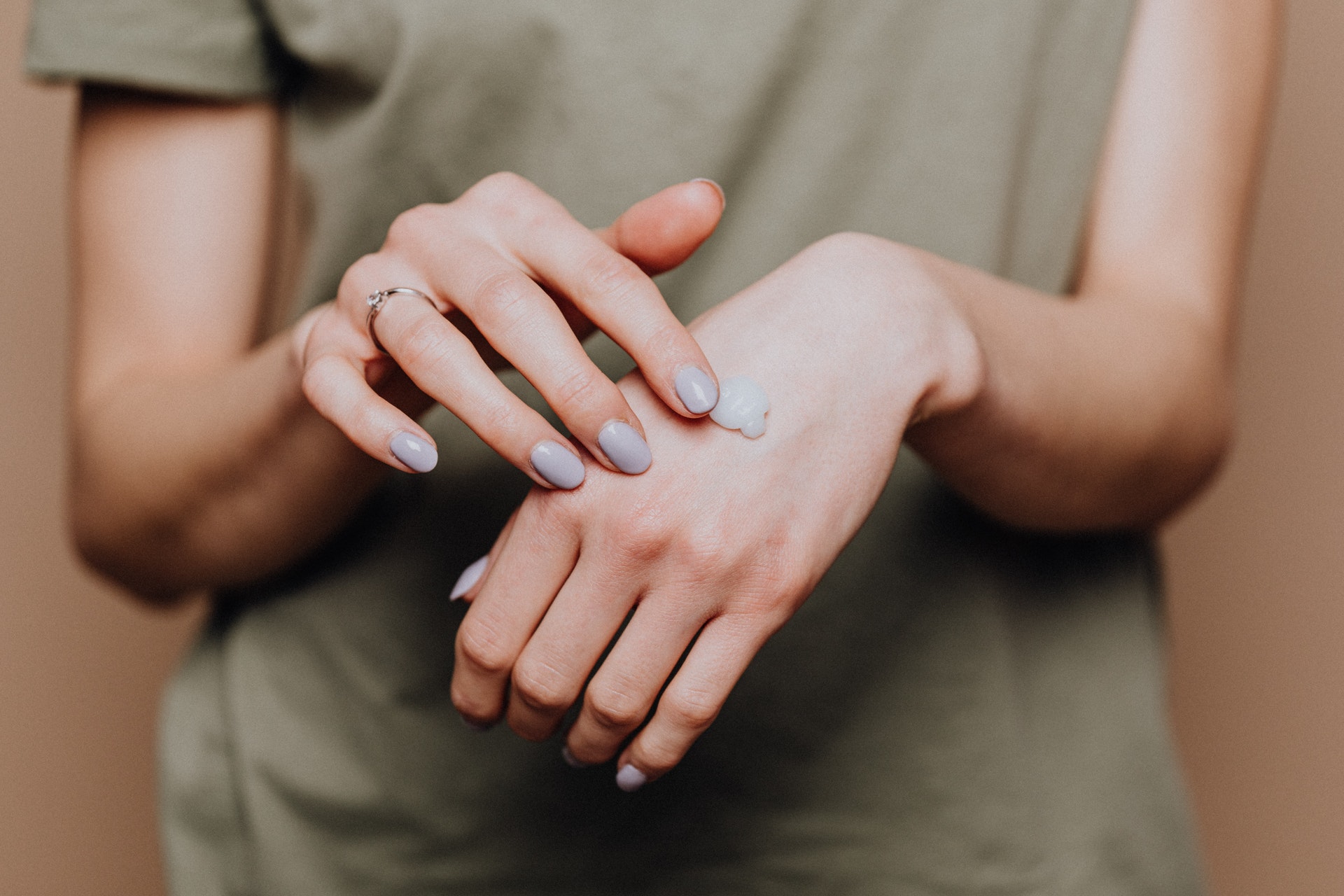 What is the difference between primer and moisturizer?