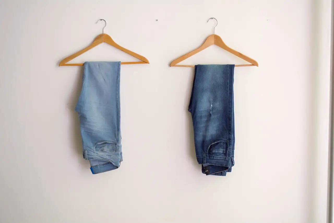 Are oil paints good on jeans? A simple guide.