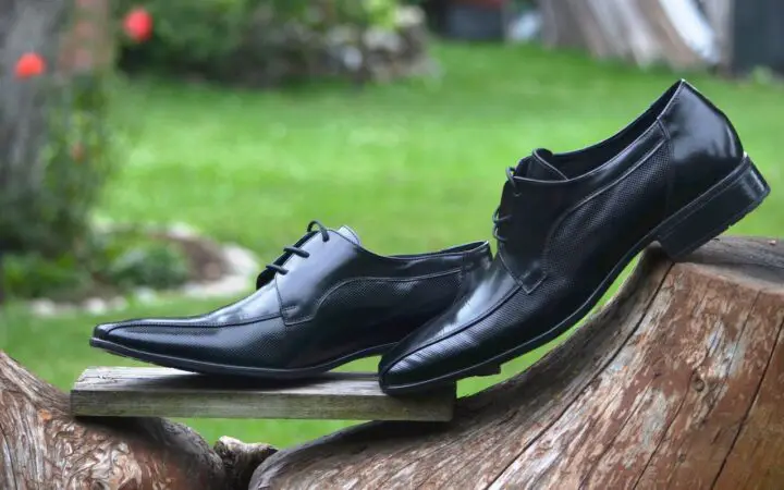 5-ways-to-prevent-leather-shoes-from-smelling-bluegala